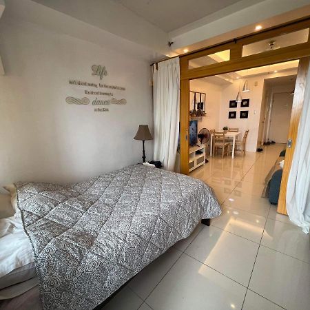 Ron's Condo Overlooking the Lake Tagaytay City Buitenkant foto