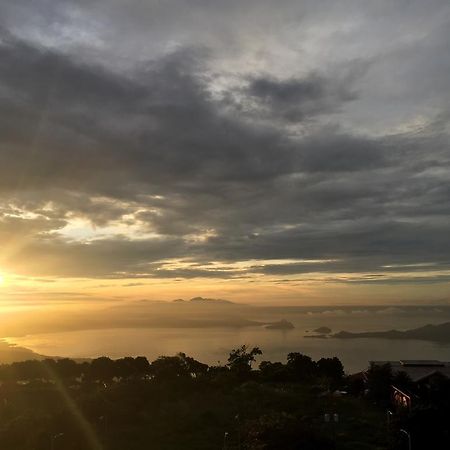 Ron's Condo Overlooking the Lake Tagaytay City Buitenkant foto