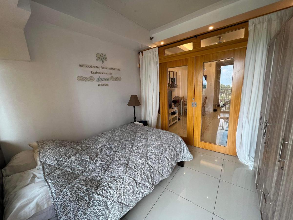 Ron's Condo Overlooking the Lake Tagaytay City Buitenkant foto