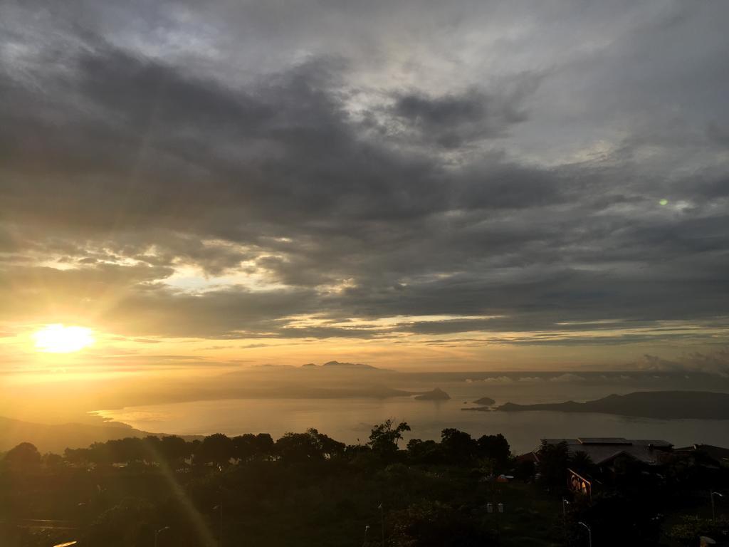 Ron's Condo Overlooking the Lake Tagaytay City Buitenkant foto