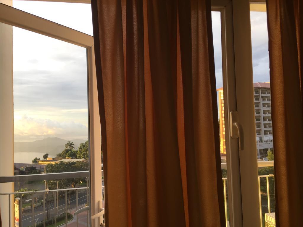 Ron's Condo Overlooking the Lake Tagaytay City Buitenkant foto