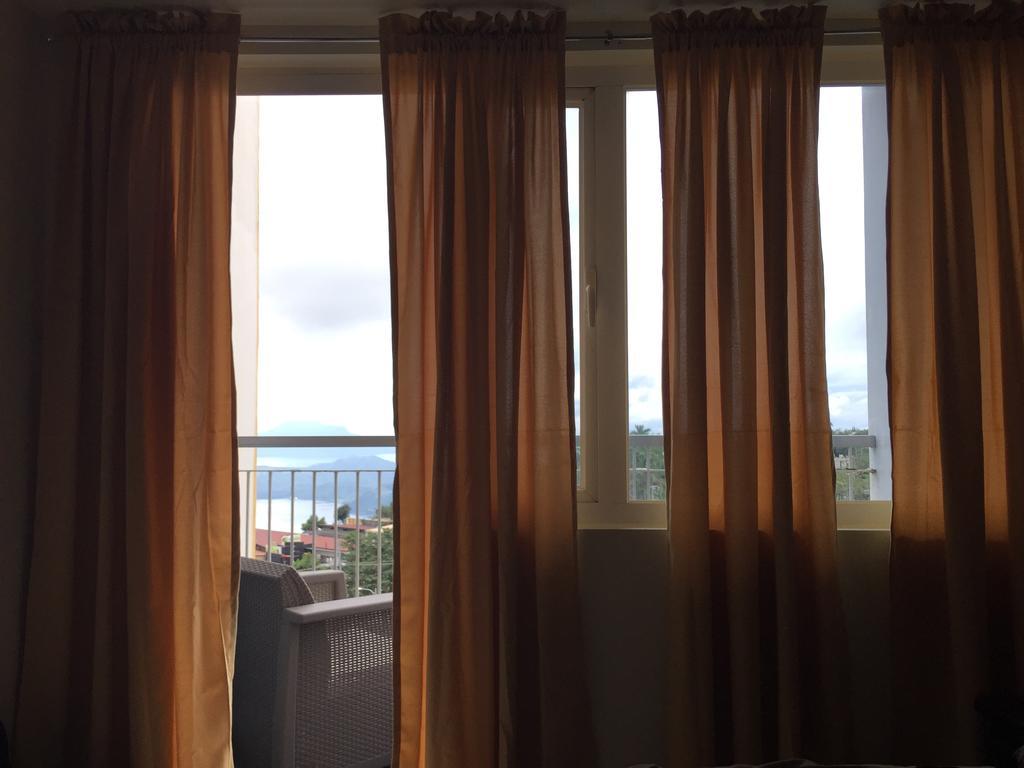 Ron's Condo Overlooking the Lake Tagaytay City Buitenkant foto