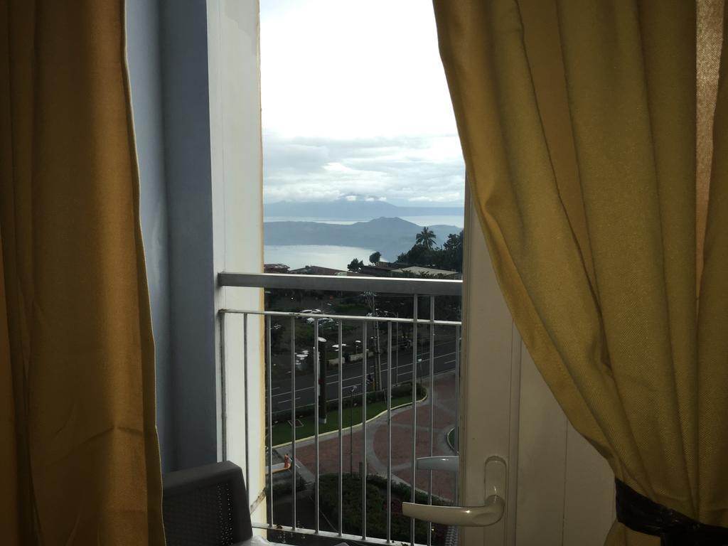 Ron's Condo Overlooking the Lake Tagaytay City Buitenkant foto