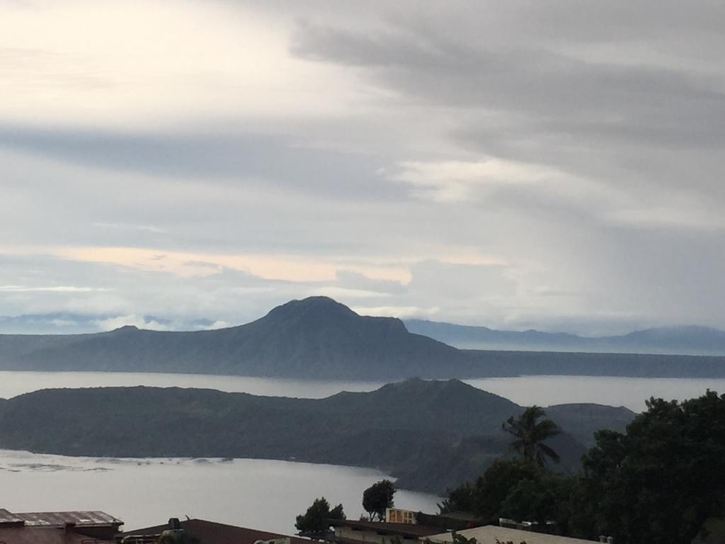 Ron's Condo Overlooking the Lake Tagaytay City Buitenkant foto